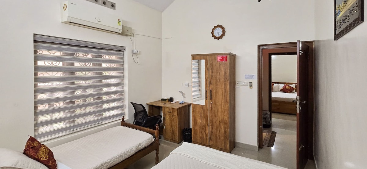 Un coin propre et bien organisé avec un grand miroir, une armoire et un bureau, parfait pour se préparer ou s'installer pour un moment de concentration.