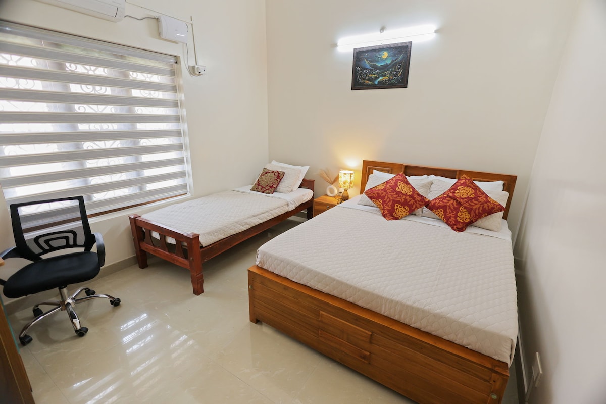 Spacieux et climatisé avec des plafonds voûtés et des accents chauds, alliant confort et élégance simple.