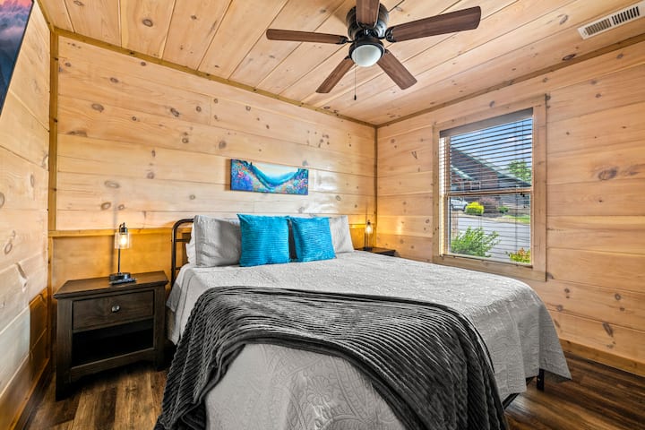 Dormitorio de la planta baja: cama tamaño king.  Ahora con cortinas opacas (no se muestran en la imagen).