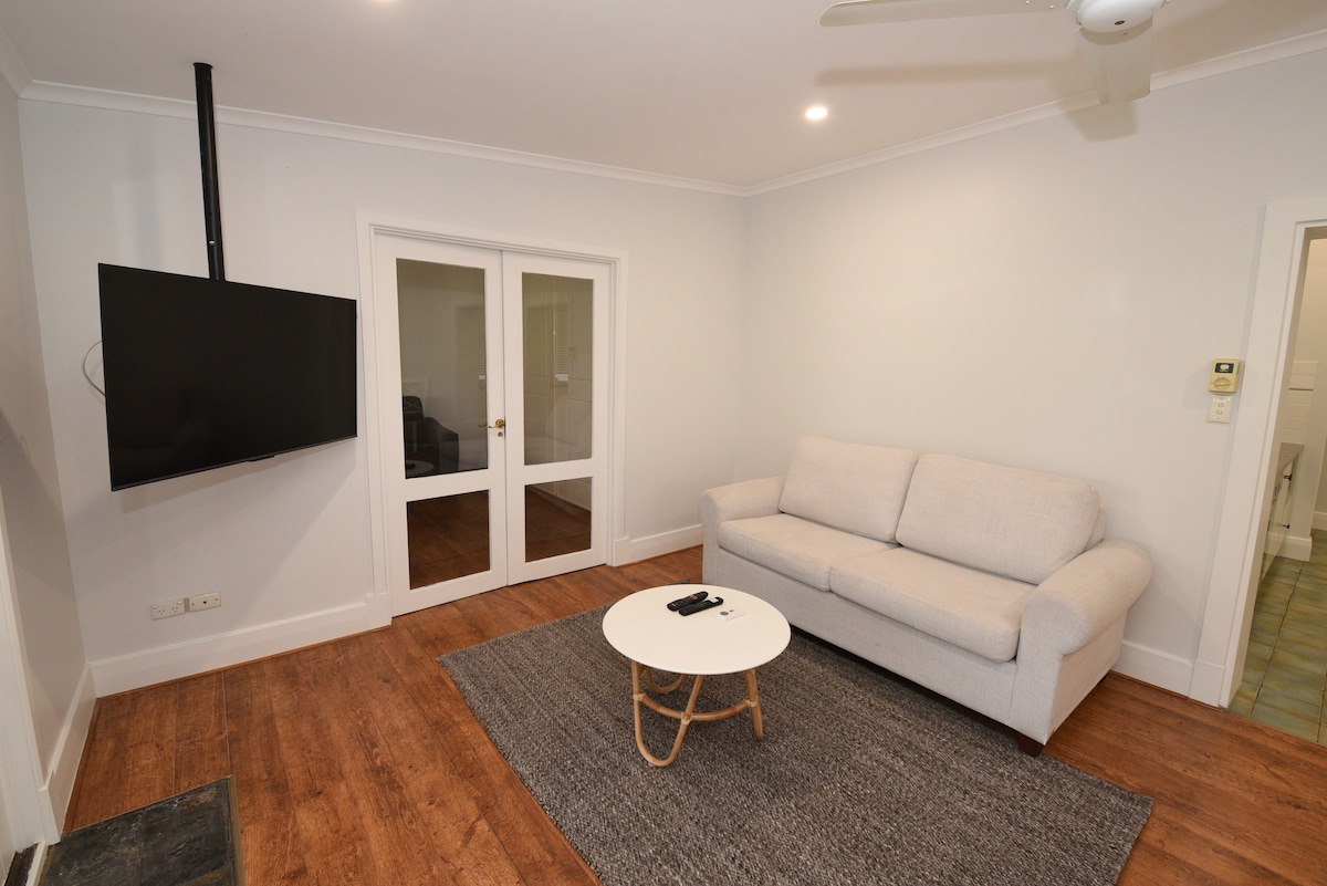 Top Airbnb: Picture Perfect Bungalow in Perfect Location in Adelaide