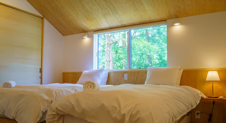 Chumba hiki cha kulala kinaweza kufungwa kama kitanda 1 cha ukubwa wa King au kitanda 1 cha mtu mmoja na kitanda 1 cha watu wawili. Tafadhali tujulishe mapendeleo yako unapoweka nafasi.