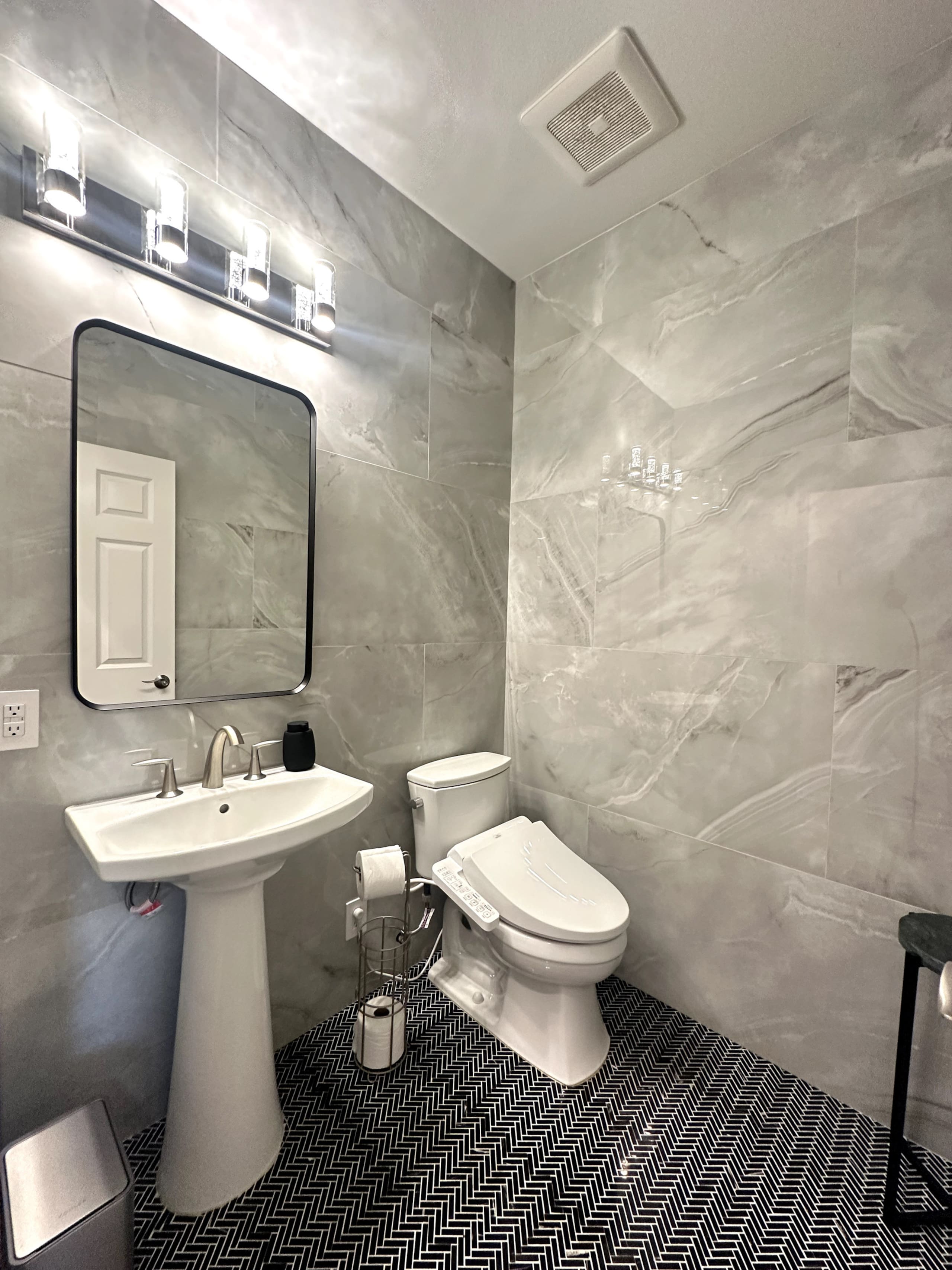 Home in Waianae · ★5.0 · 7 bedrooms · 12 beds · 5.5 private baths - Image 31