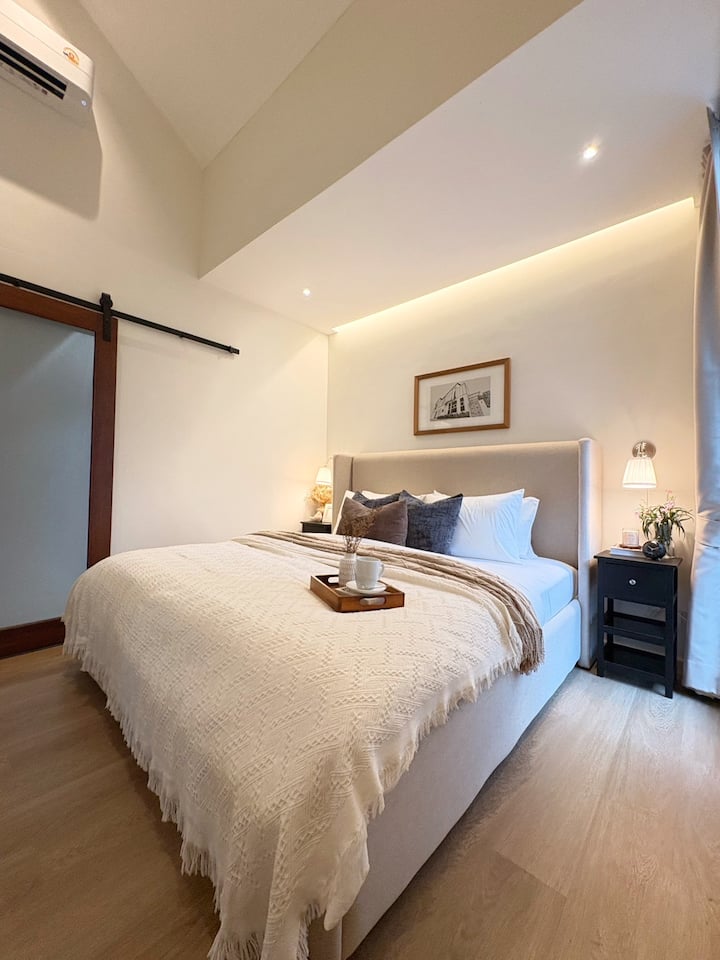 Unwind in this cozy and elegant bedroom designed for total relaxation. The soft lighting and warm neutral tones create a peaceful atmosphere.