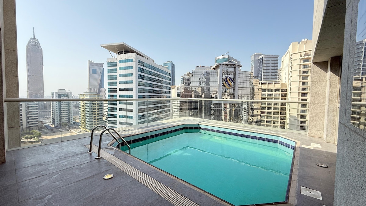 Photo inspiration: Private High Rise Condominiums With Gym Access Reference: Modern 2Bhk Oasis Apartment Pool Gym Access