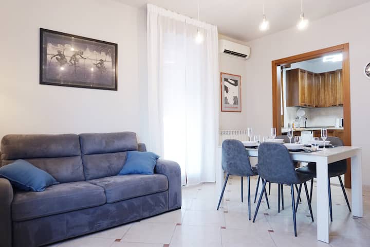 Living room with an extendable sofa and a dining table.