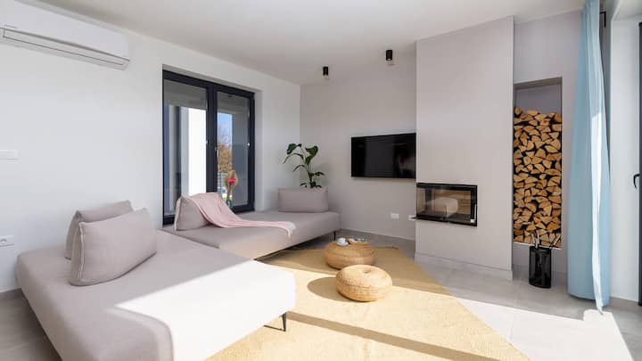 يوجد في غرفة المعيشة سريران أريكة علويان 140 × 200 سم، فكرة كسرير مفرد أو كسرير مزدوج كبير. المرحاض، الحوض قريبان جدًا. 