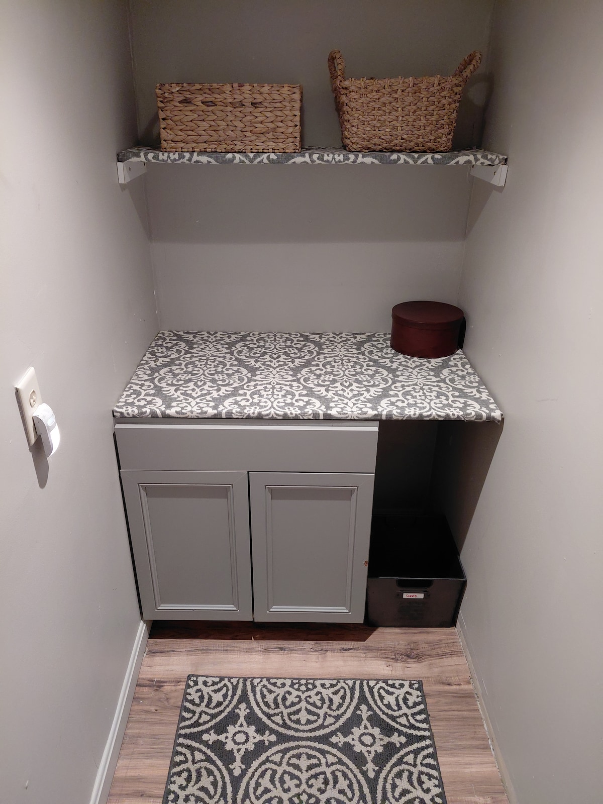 Კარადა კალათებითა და უჯრით, ტანსაცმლისთვის განკუთვნილი სივრცე კარადით და ლითონის ფეხსაცმლის ყუთით