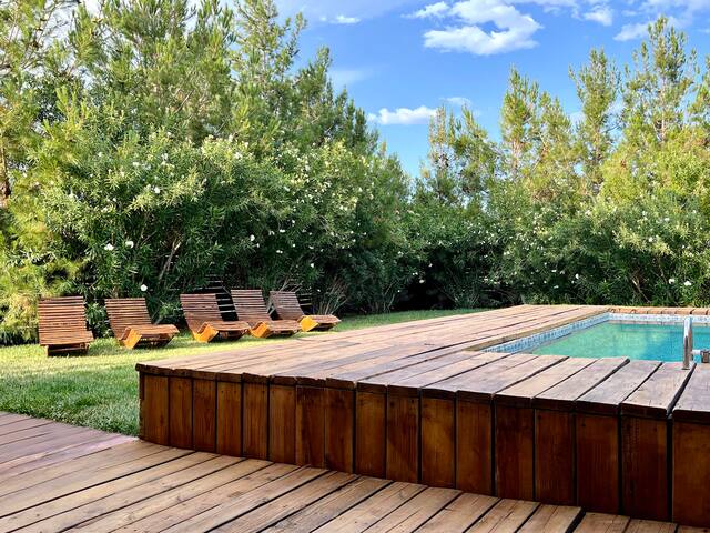 LUX 7BA/5BA Oasis w/Heated Pool & Spa +huge garden gallery image 2