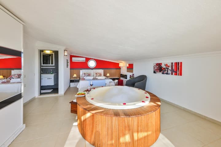 Нашата главна спалня с джакузи се намира на 3-ия етаж на вилата ни. Тук има лична тоалетна и баня.