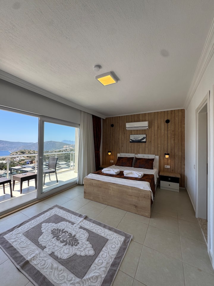 Нашата главна спалня с отделен балкон се намира на 2-рия етаж на вилата ни. Има лична тоалетна и баня.