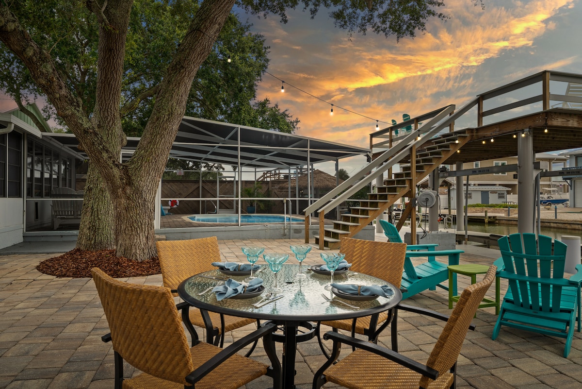 Top performing Airbnb: Cozy Canal Cottage! Htd Pool•Float Dock•Sun Deck in Butler Beach