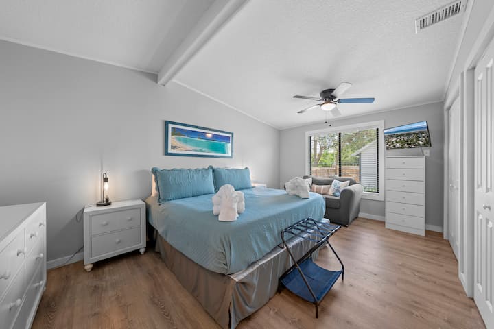 Ფართო საძინებელი დიდი საწოლით, მყუდრო დასაჯდომი სივრცითა და ბუნებრივი განათებით. Მოყვება ჭერის ვენტილატორი, კომოდი და კარადა.