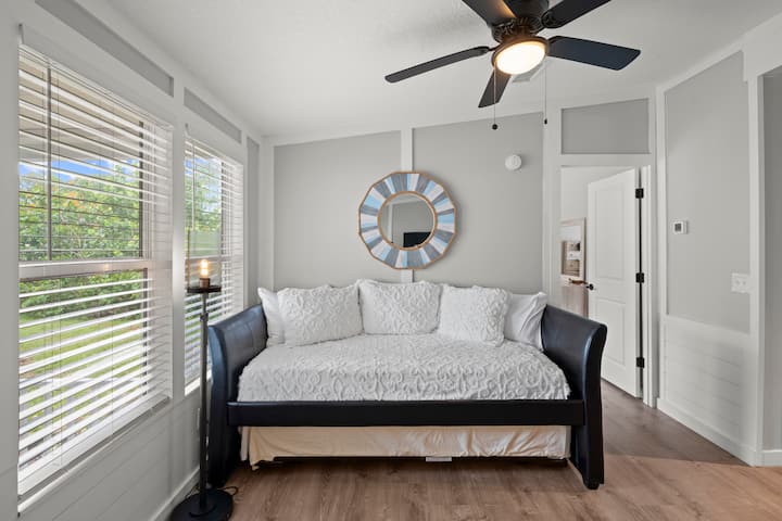 Მისაღები ოთახი დილა-საღამოს საწოლით, რომელსაც ორი საძინებელი აქვს. Ნათელი სივრცე ბუნებრივი განათებითა და ჭერის ვენტილატორით.