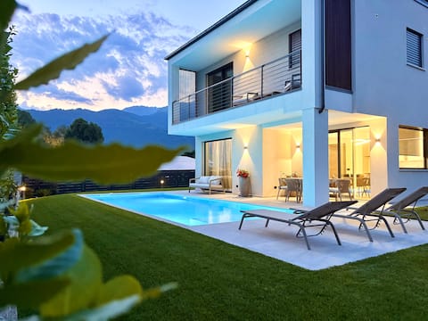 Soak in Luxury Rooftop Jacuzzi Lakefront