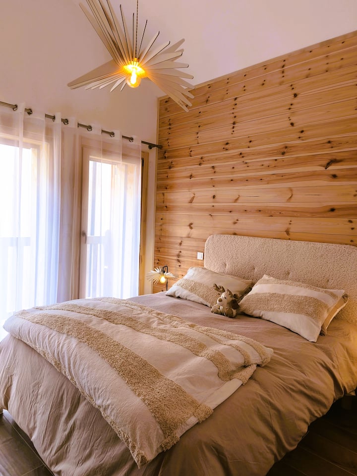 ️ Habitación elegante con cama de 160 y terraza ✨
Un espacio elegante con espacios de almacenamiento integrados y televisión, ideal para relajarse después de un día en la montaña.