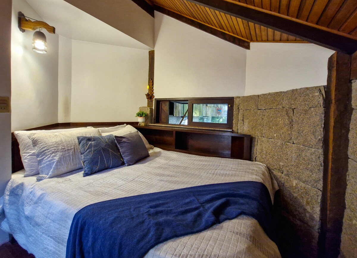 Acogedora habitación para parejas, con cómoda cama doble estándar, espejo de cuerpo entero y vistas al bosque. Sin apagones: la propuesta es despertarse con la luz natural y la belleza del paisaje. Las cortinas de encaje completan la atmósfera serena.