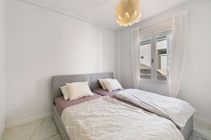 Dieses helle Gästezimmer mit zwei Einzelbetten, die in ein Queensize-Bett umgewandelt werden können. Ein sonnendurchflutetes Fenster füllt den Raum mit natürlichem Licht, und ein komplettes privates Badezimmer sorgt für Komfort und Privatsphäre während deines gesamten Aufenthalts.