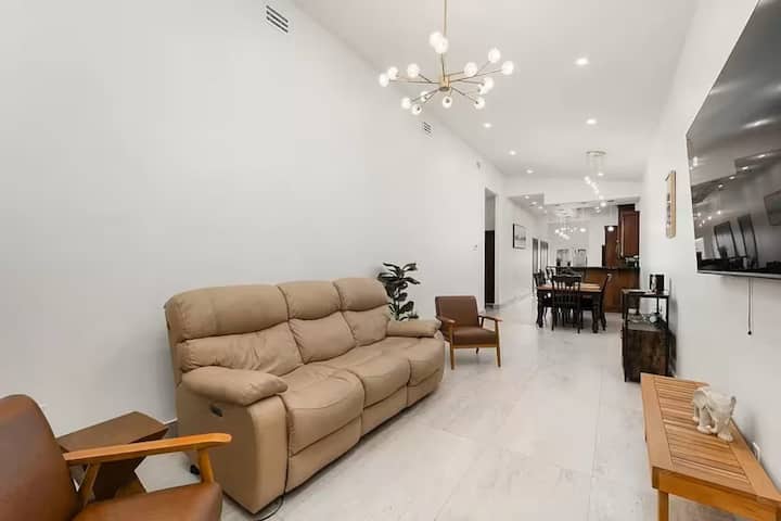 House Luum Elegant Beach Home + Bikes + Beach Gear - South Padre Island, TX