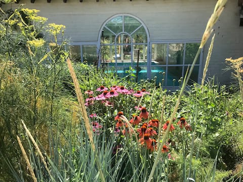 Fabulous indoor heated pool-peaceful farm stay