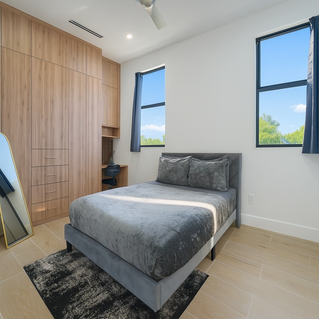 კომფორტისა და დასვენებისთვის შექმნილია ნათელი საძინებელი, რომელშიც არის რბილი თეთრეული, თანამედროვე სათავსო და ბუნებრივი სინათლე.