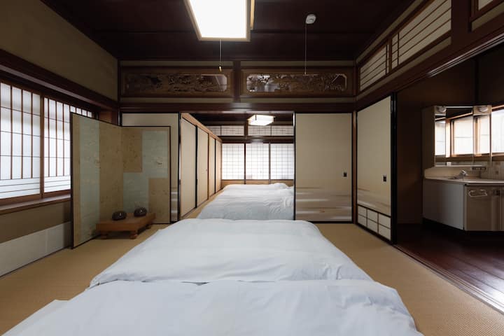 2組の布団を敷くことができます。
隣の寝室とは襖で区切ることができます。