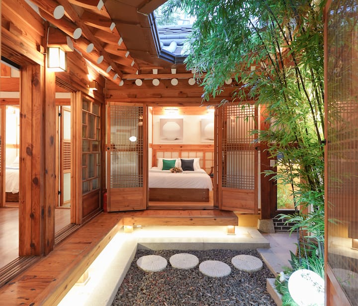 Традиционният преден двор на корейския ханок, който се простира между стъпалата, и бамбуковата градина вдясно създават емоционална атмосфера.  Традиционната керамична рисунка на спалнята в ханок, видима през бамбука, ви кара да усетите чара на Корея. Чисто, пухкаво легло в хотелски стил и просторно легло със сини и зелени възглавници добавят уют, а традиционното и модерно легло ви карат да се чувствате комфортно и спокойно, което го прави удобно място.
Почувствайте тишината и уюта на перфектния ханок, където дървените греди и традиционната красота на ханока оживяват.