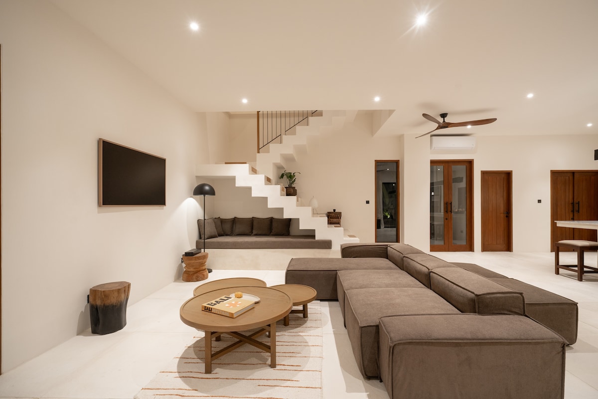 Villa in Pererenan · ★4.96 · 6 bedrooms · 7 beds · 6.5 private baths, comparable Airbnb