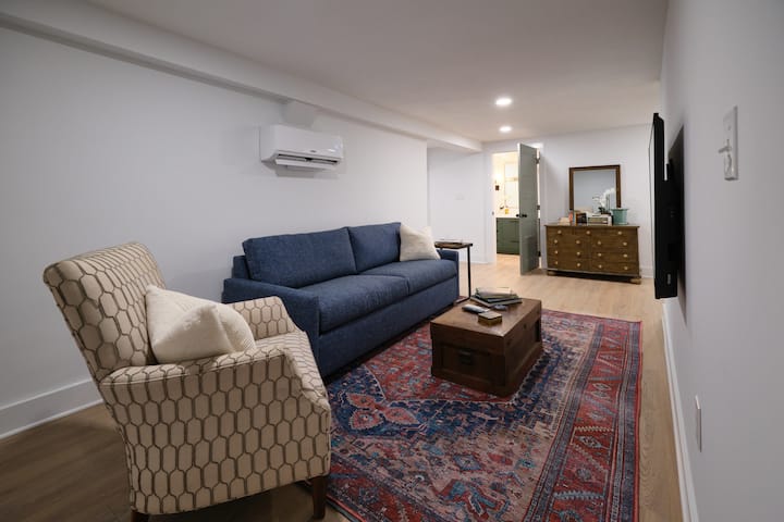 Опуштете се во стилската дневна соба и играјте игра или гледајте филм, игра или омилено шоу.