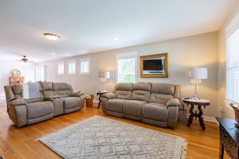 Cozy 4Br/4Bath Craftsman Minutes from Downtown!