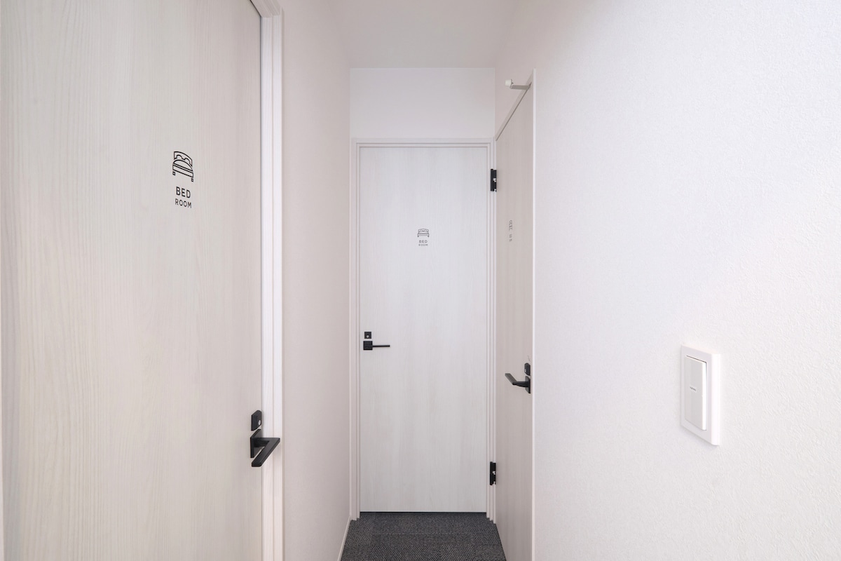 يوجد في الطابق العلوي ثلاث غرف نوم.يمكنك قفل جميع الغرف.