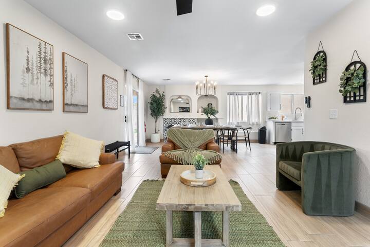 5 BR Home w/ Pool, Outdoor Games, Billiard, More! gallery image 4