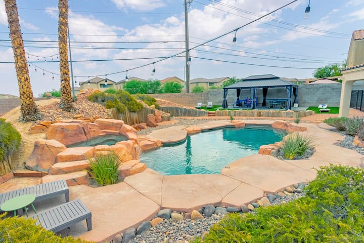 5 BR Home w/ Pool, Outdoor Games, Billiard, More!