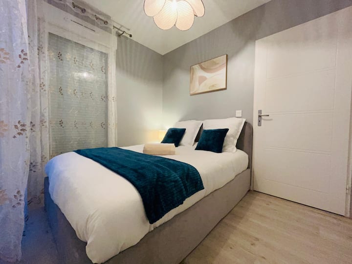 אזור מנוחה עם מקום אחסון מובנה לנוחות ופרקטיות מוגברות.