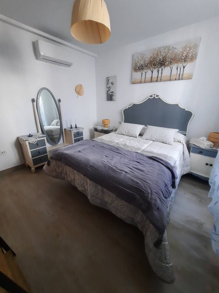 جمهورية الكونغو الديمقراطية - سرير أثاث خشبي مزدوج مصنوع يدويًا، من قبل والدي صانع الخزانات، وتم ترميمه بواسطتنا بروح المنزل. الباب والنافذة الأصلية، التي صنعها والدي أيضًا، في الأربعينيات. غرفة مصنوعة من السحر والبساطة.