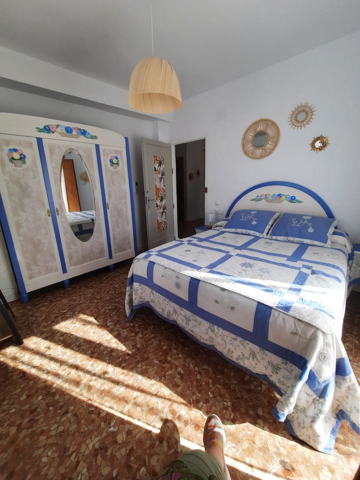 غرفة مزدوجة مع أثاث ساحر تم ترميمه من قبلنا لإعطاء البهجة لهذه الغرفة،  مغمورة بأشعة الشمس بفضل نافذتيها. إطلالة على الحديقة، إمكانية الوصول إلى التراس. كان هذا الأثاث قد قام ذات مرة بتأثيث غرفة أمي.