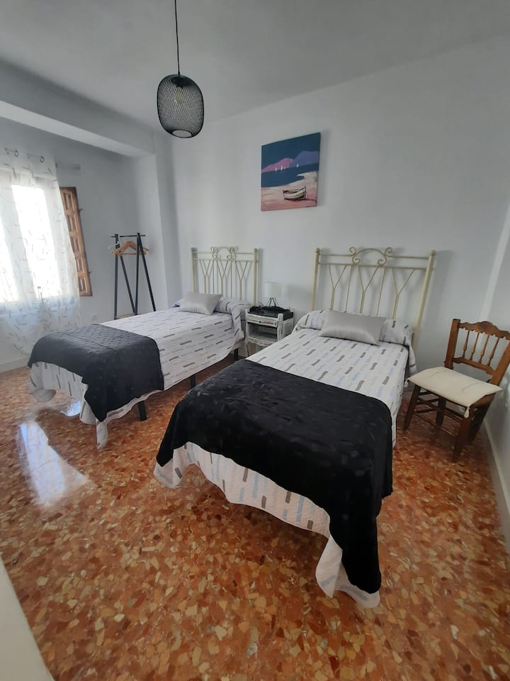 الأرضية - توفر غرفة النوم الثانية هذه دافئة ومشرقة سريرين فرديين وألواح رأس حرفية ونافذة خشبية كبيرة وإطلالة دون عائق وأجواء هادئة للراحة التامة، وهي مثالية للأطفال أو الأصدقاء.