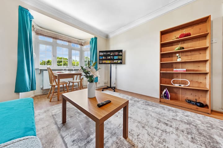 *Modern Spacious Studio Flat In London* - Hertfordshire