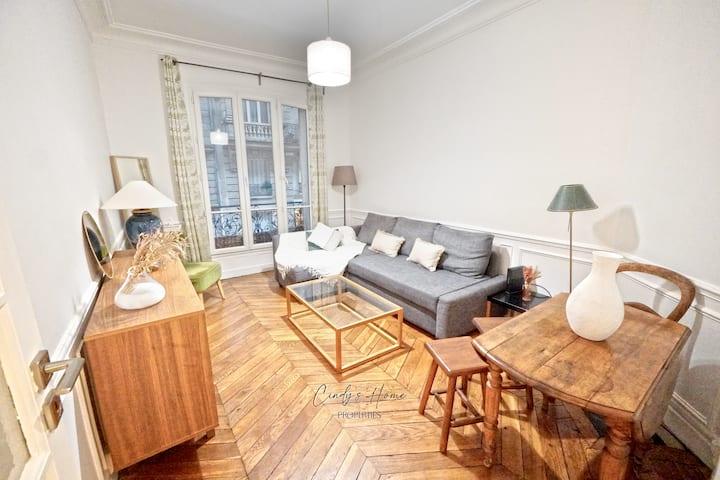 Dnevni boravak sa sofom i pogledom na Eiffelov toranj.
Uključena je posteljina i ručnici.