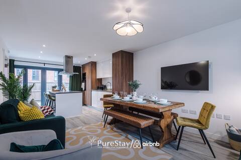 BIG MCR House Sleeps 8 w/ Parking by PureStay