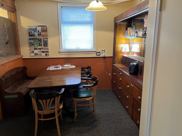 Char's Landing Hostel Singlebede - Port Alberni