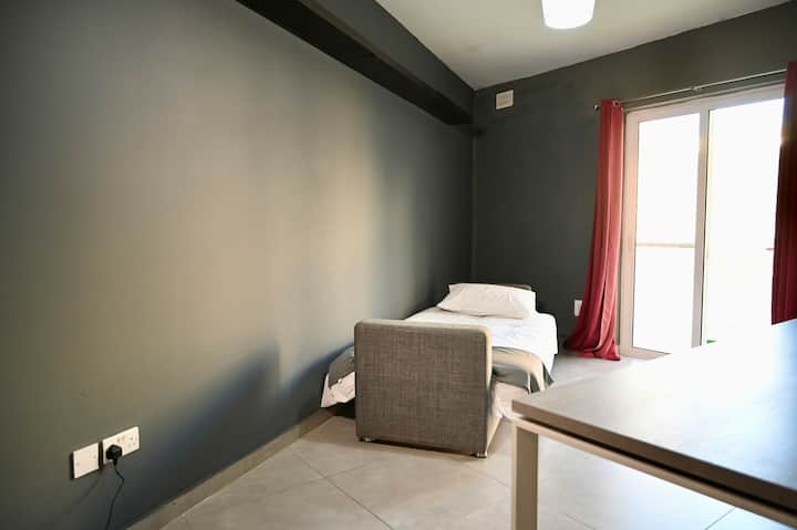 - سرير فردي كبير.
- مكتب العمل.