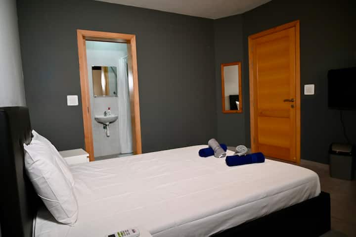 - سرير كبير
- الوسائد والبطانيات
- مساحة تخزين كبيرة