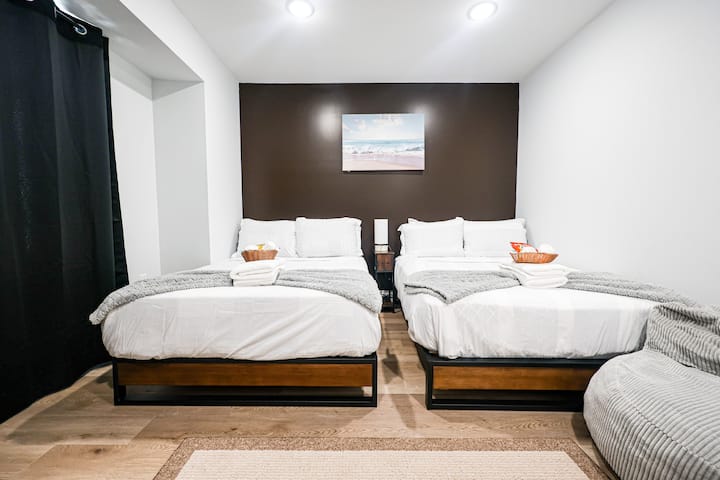 Оваа мирна спална соба нуди совршено место за одмор по напорните денови.

