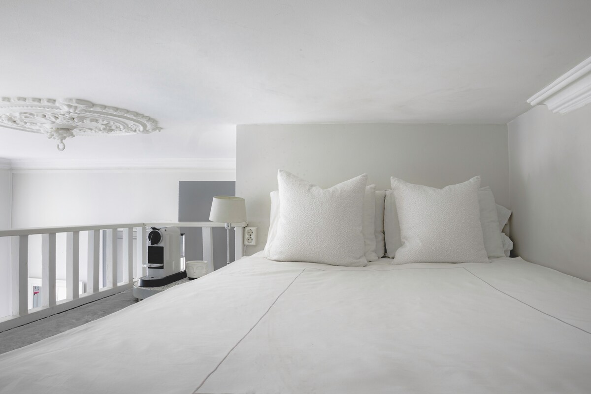 Loft con un colchón en el suelo.