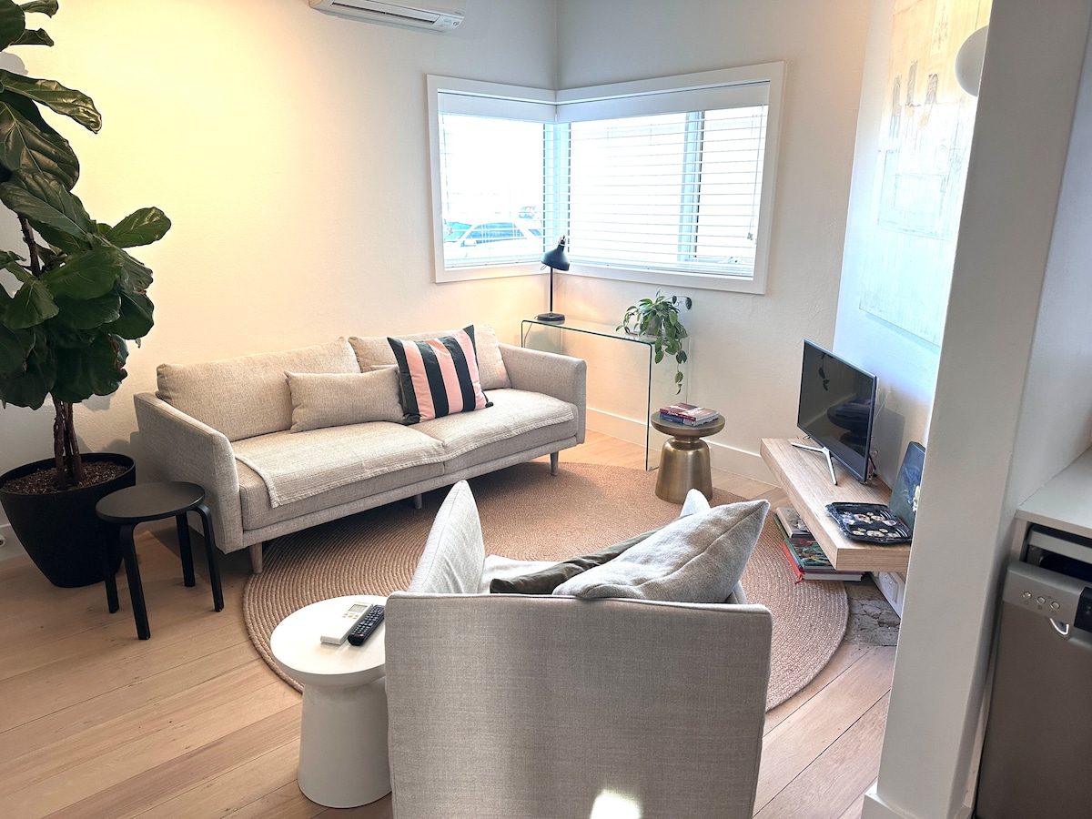 Popular Airbnb listing: St Kilda/Elwood water views - Woy Woy One in Elwood