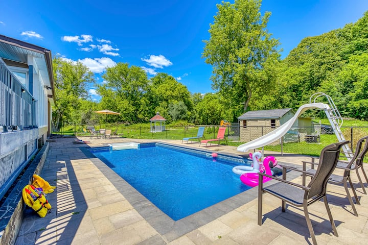 Heated Pool BIG 6Bed House, BBQ, Sauna, Pool Table
