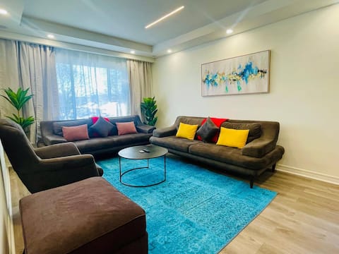 Popular Airbnb listing: The Sophisticated Suite in Côte Des Neiges–Notre Dame De Grâce