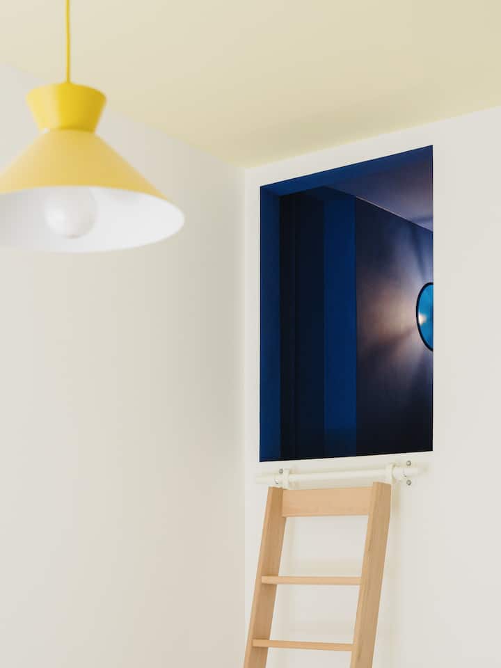 Foto detallada de la lámpara y la alcoba azul 