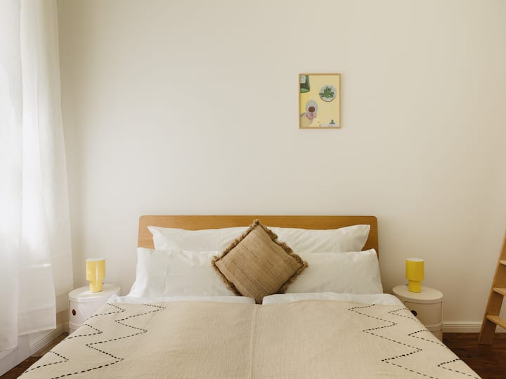 Cama doble tamaño queen en la habitación principal, con cortina opaca y de lino 