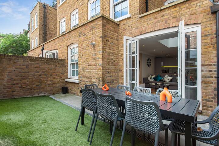 Luxury Split Level Apartment With Private Garden gallery image 4